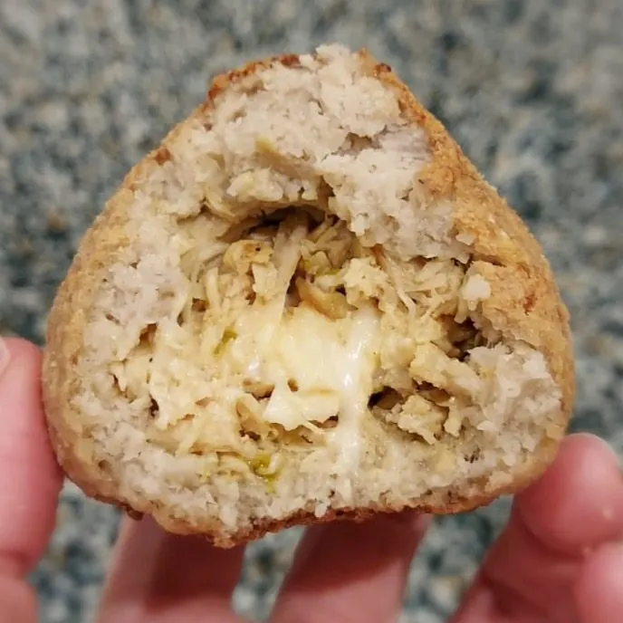 Coxinha fit aberta com recheio de frango