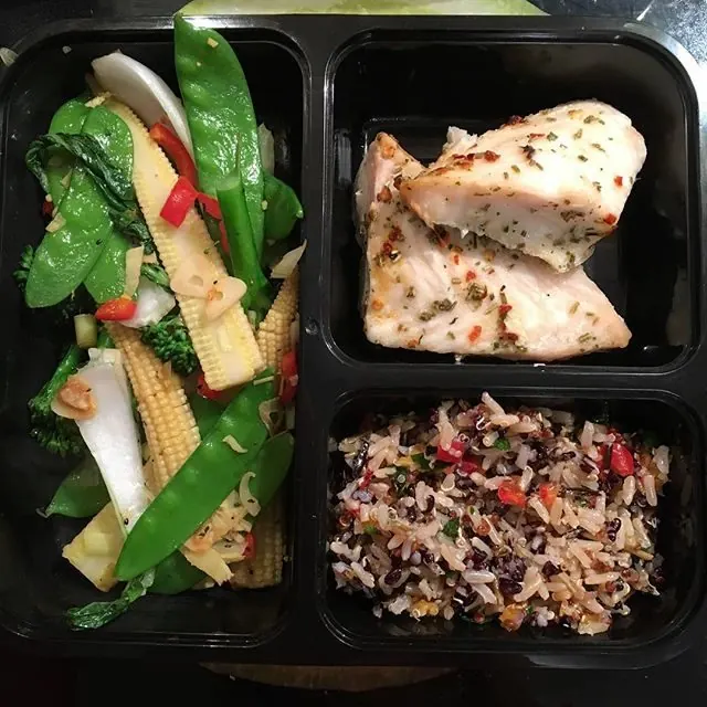 Marmita com peixe grelhado, legumes e arroz selvagem