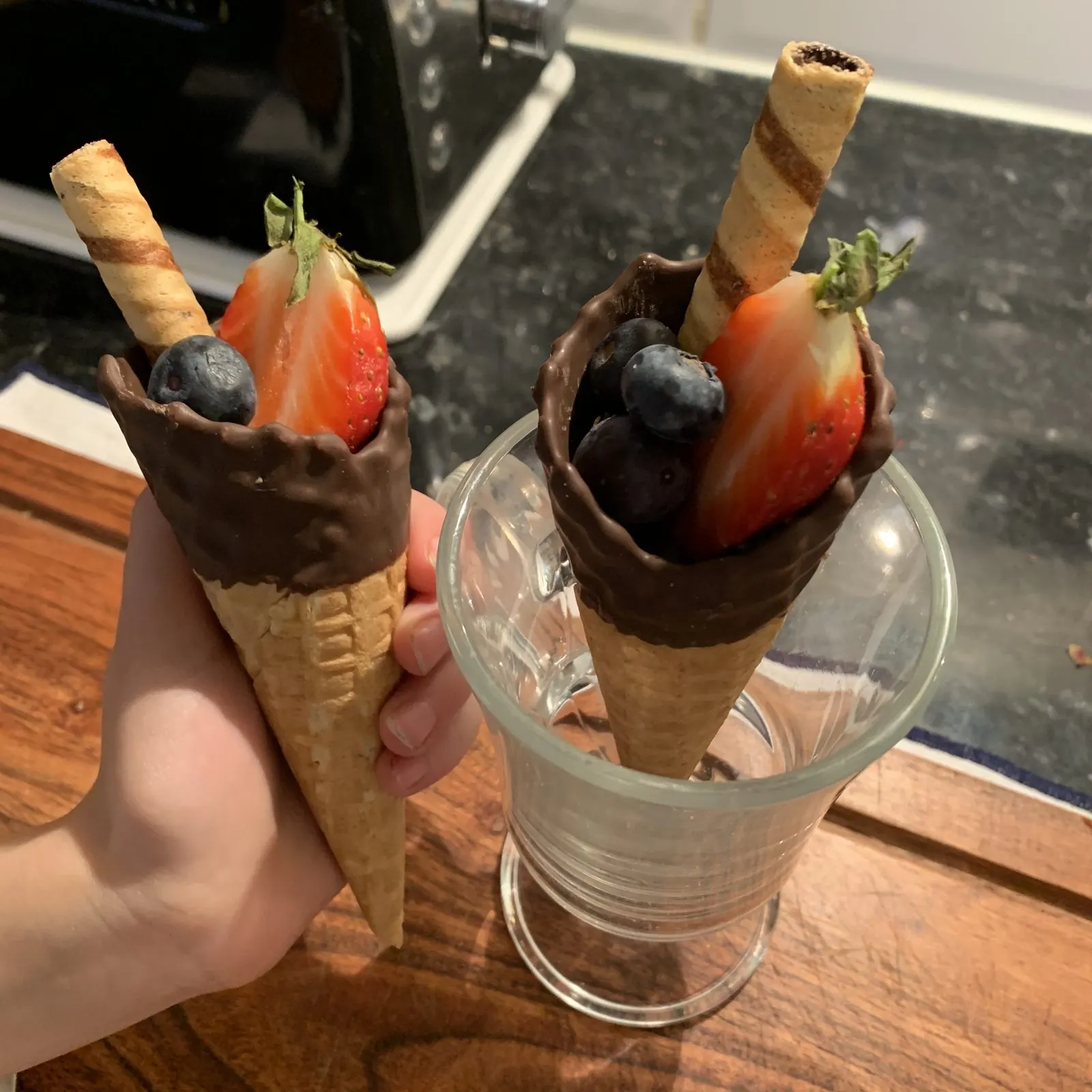 Casquinhas de chocolate recheadas com morangos e mirtilos