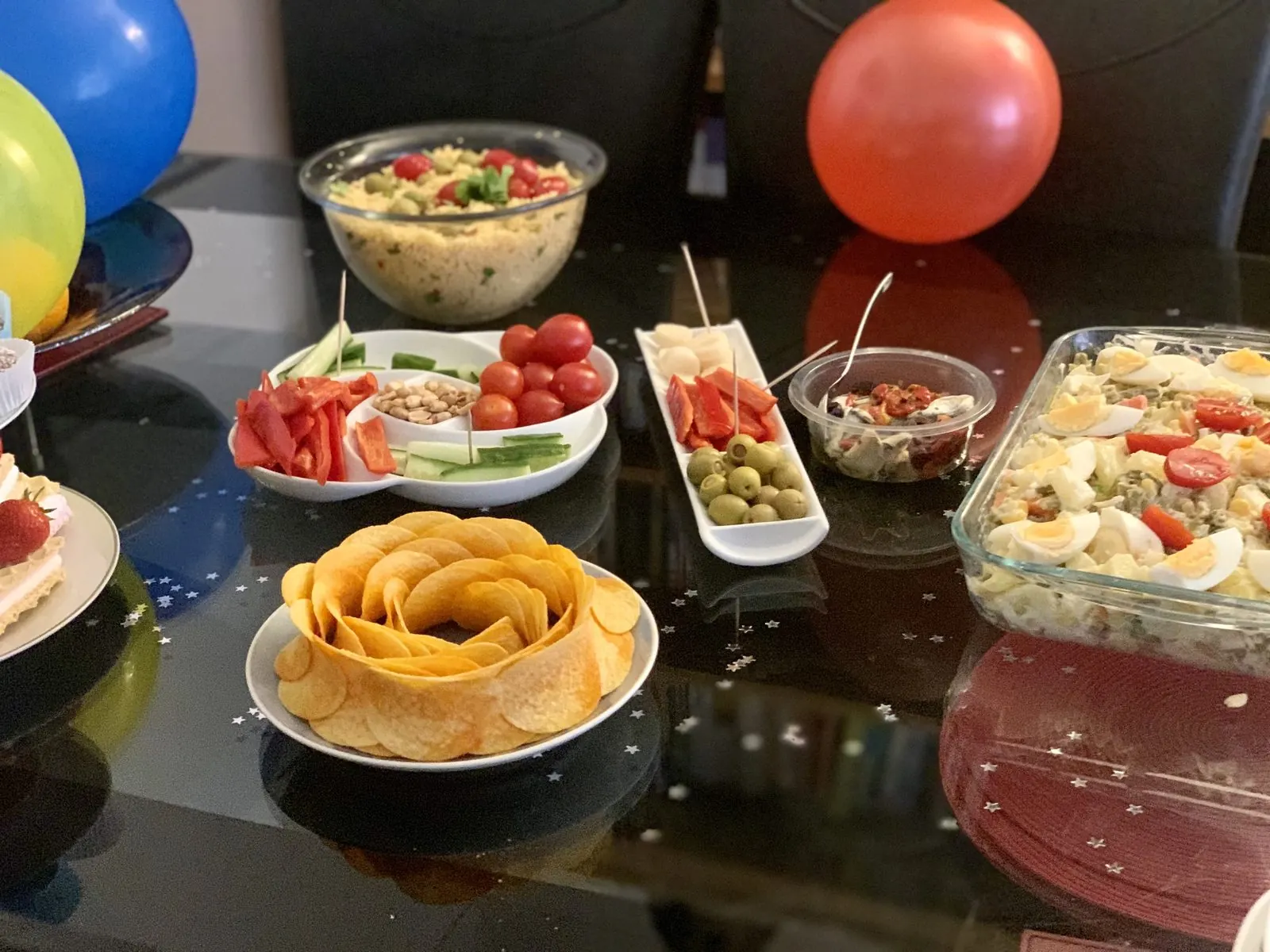 Mesa de festa com lanches saudáveis e saladas