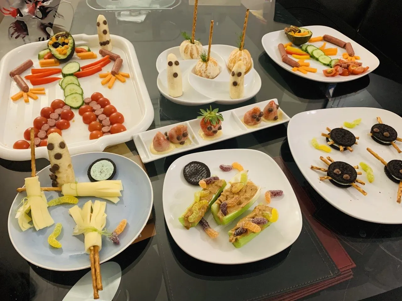 Pratos com lanchinhos divertidos feitos de frutas e legumes