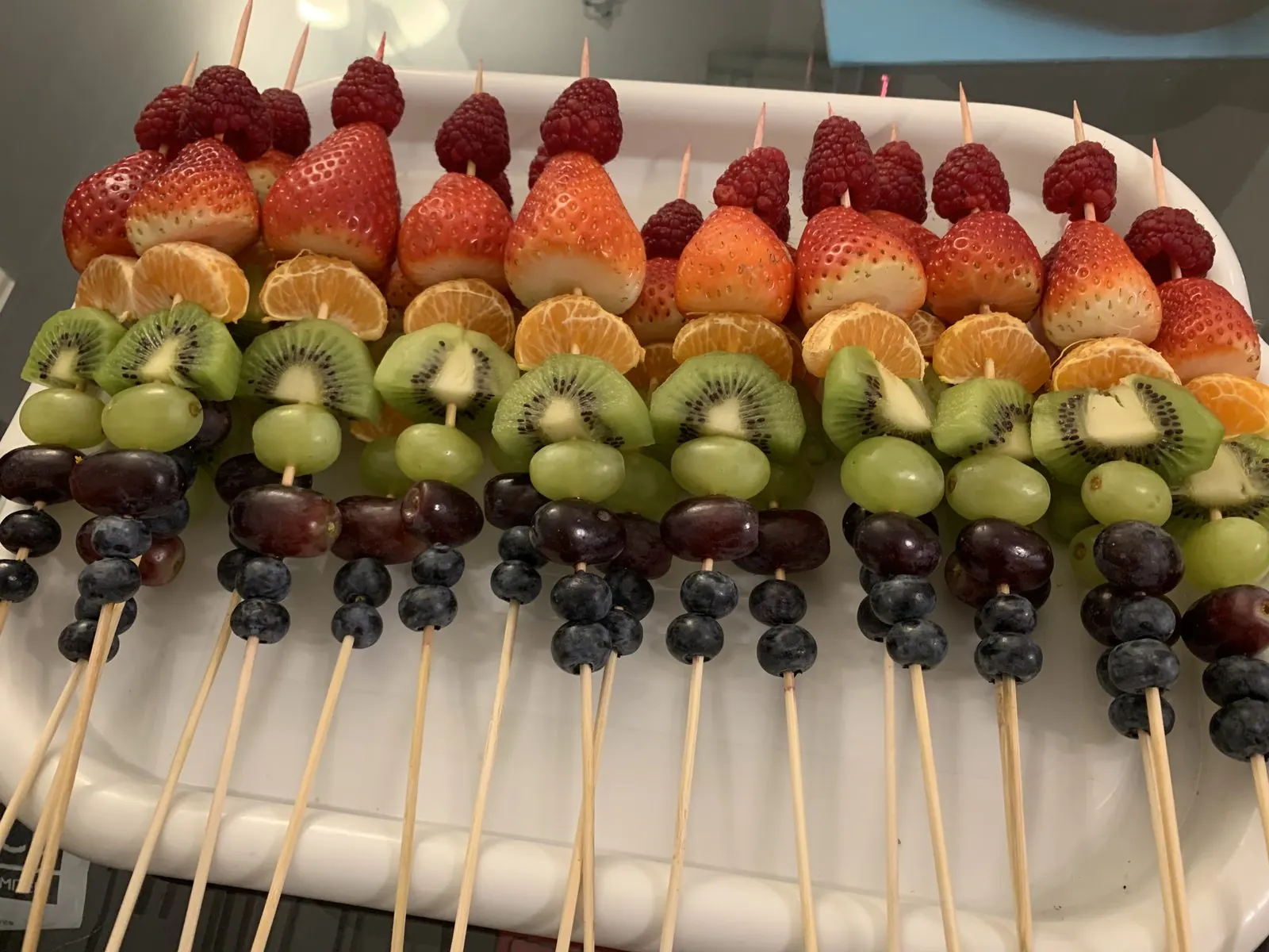 Espetinhos de frutas com morango, kiwi, uva e mirtilo