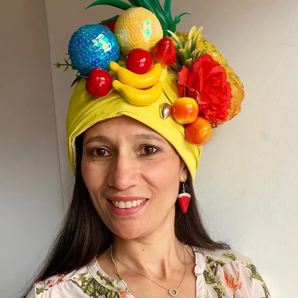 Elizete Reis-Bennett usando um arranjo de frutas na cabeça