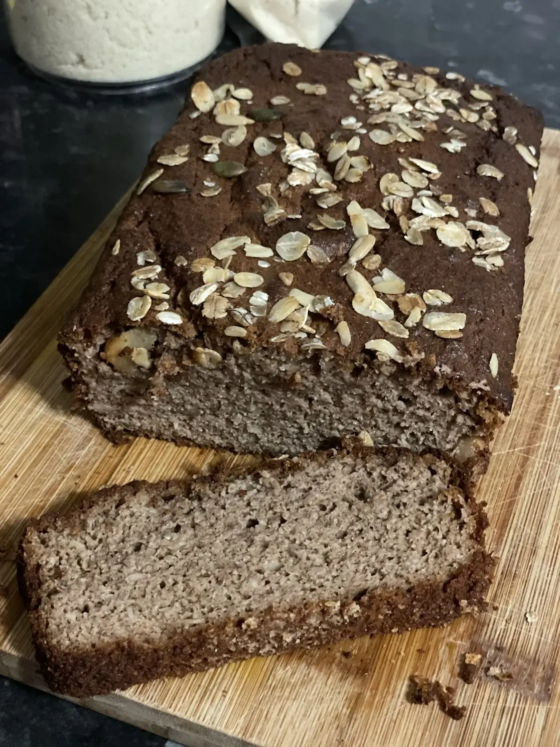 Pão de banana fatiado com aveia