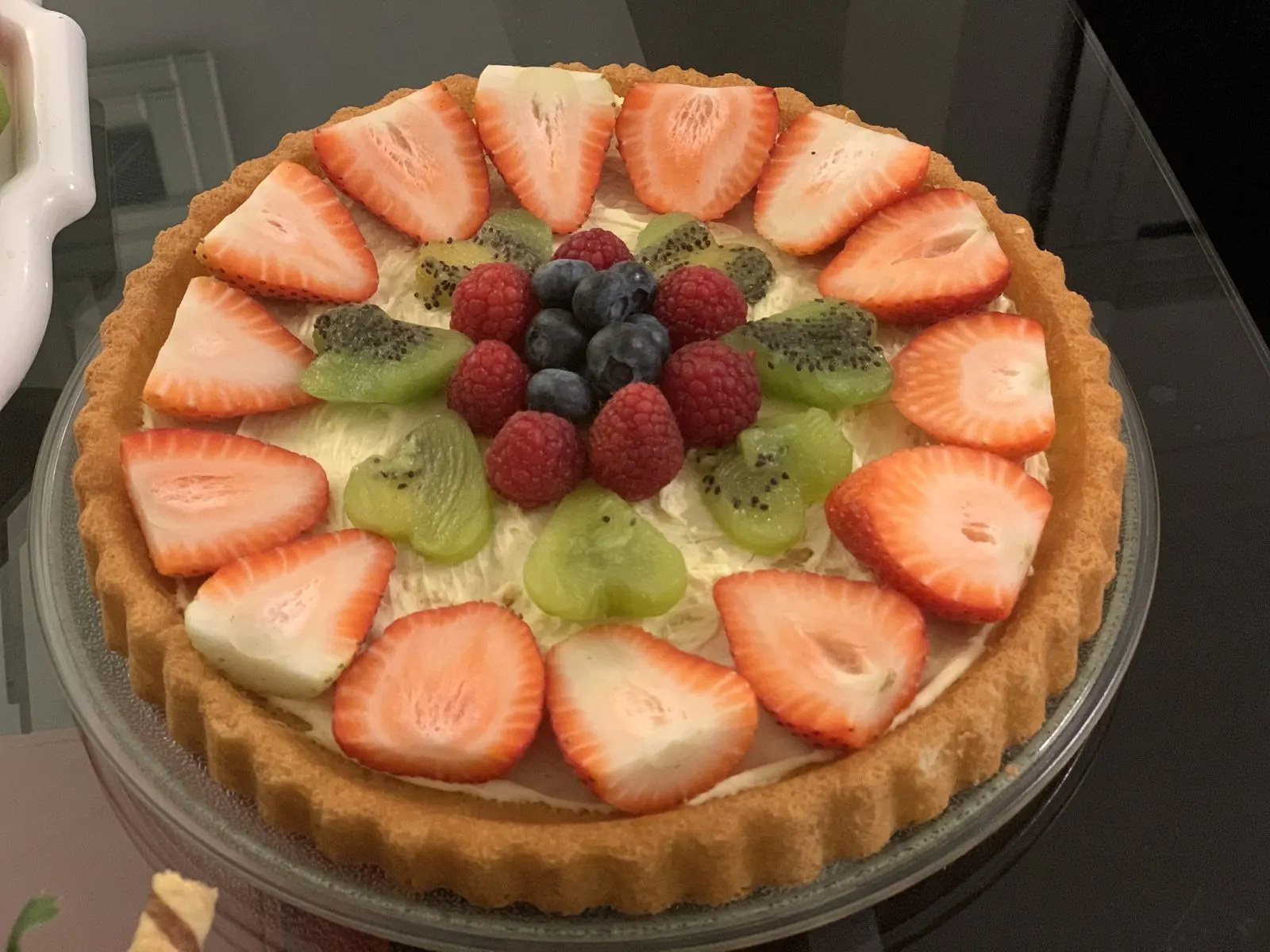 Torta de frutas coberta com morango, kiwi e frutas vermelhas