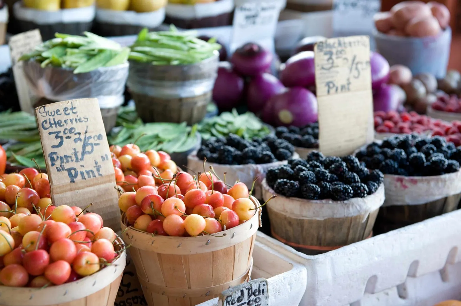 Frutas, verduras e legumes em uma barraca de feira